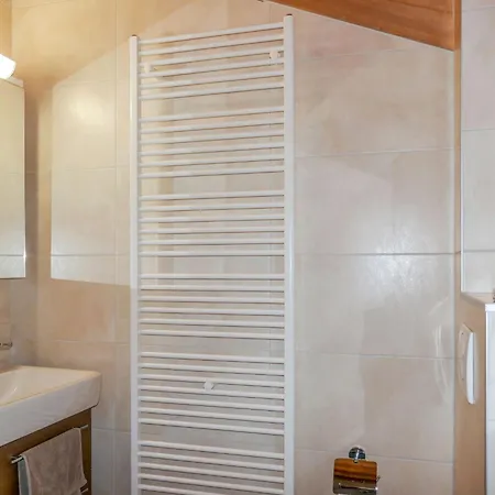 Le Muveran V8 By Interhome בקתה ננדה
