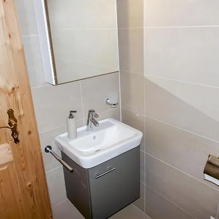 Le Muveran V8 By Interhome בקתה